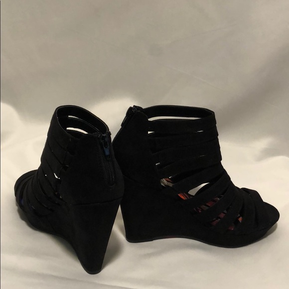 🔴 NIB madden girl suede wedge cut-out heels size 7.5 - Picture 4 of 8